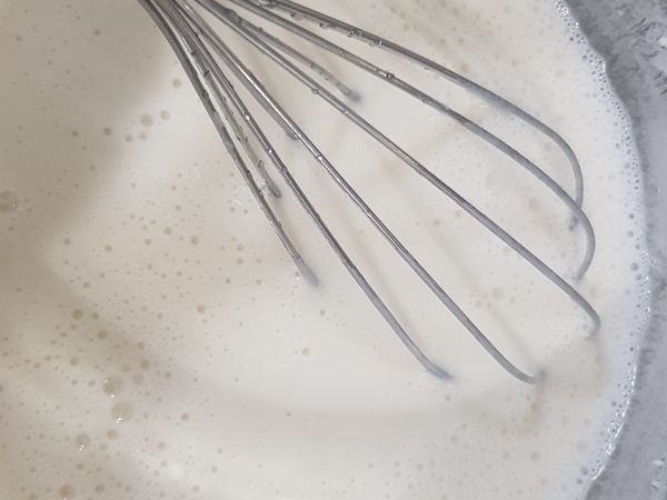 把麵粉，鹽，水放入，充分攪拌均勻。