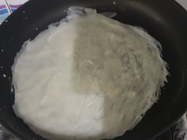 當餅皮可以鬆動，四圍翹起來，就可以翻面。