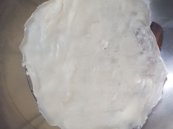 起鍋後，就是春捲皮。

PS.因為想當蔥餅吃，所以比較厚，春捲用途可以刷薄一點。
OS.也因為技術不好，也沒耐心，厚一點，可以少弄一點。（誤）😅