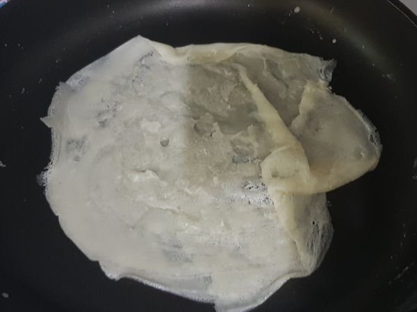 若沒全熟再翻面，餅皮會黏在一起。

Ps.把它持續煎熟，打個蛋花覆蓋上去，就是蛋餅。