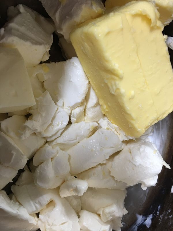 先把20克奶粉加入160克熱開水泡開然後過篩，以免奶粉結塊。燒開一鍋水，冒煙就行，奶油乳酪切成小丁和奶油與牛奶隔水加熱至融化，這一步用COSTCO的奶油乳酪可能會沒有辦法完全融化均勻，可以視融化的狀態決定是否再加入開水，我後來又加入了138克左右的熱開水整鍋奶油乳酪糊才融化的比較均勻和完全。