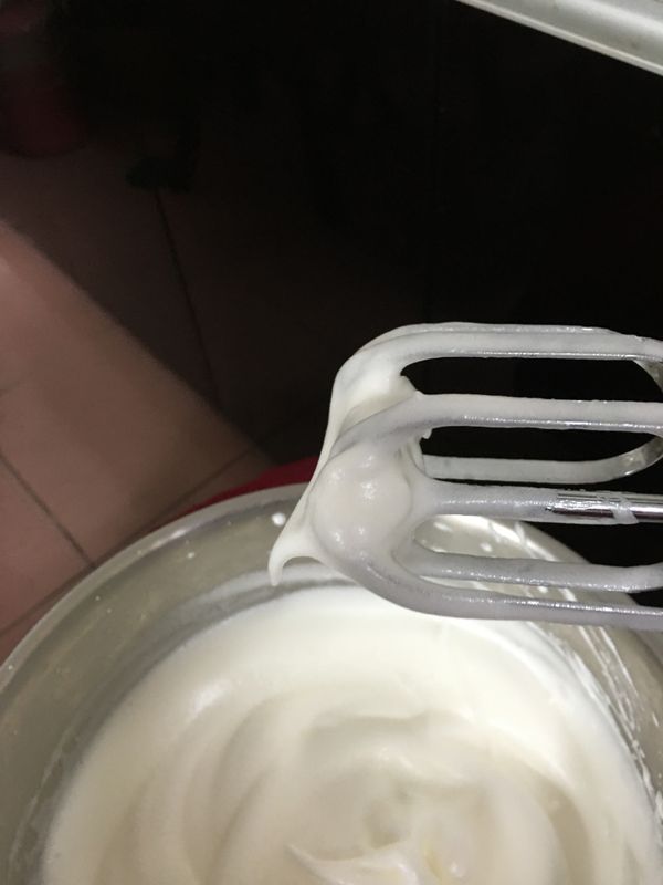 將蛋白放進冰箱冰冷後拿出來加白醋打發，剛開始用三段速。打到一定程度後開始分三次把白糖加入繼續打發，後面再用兩段速打至濕性發泡，打出來的蛋白霜要綿密細緻不可以粗糙。這部分需要有耐心。