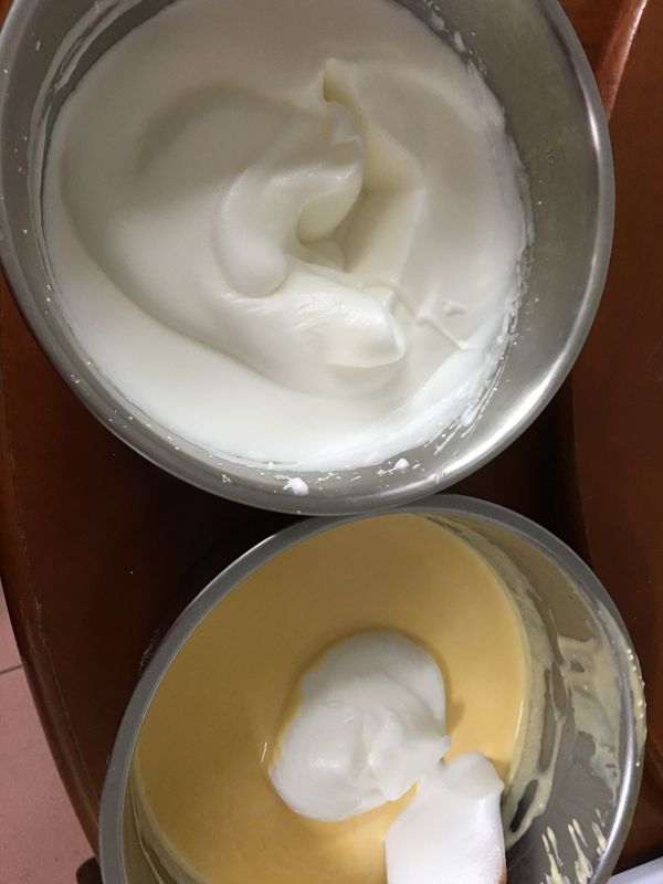 將打好的蛋白霜分次輕柔地翻拌入蛋黃糊。
動作要輕，要均勻。