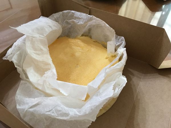 如果覺得麵糊太稀可以在加時間烤，我後來又加了10分鐘左右，這個部分看每個人的烤箱情況不同，時間應該也不同。最後10分鐘可以用130度把表皮烤的顏色深一點，我的烤箱沒有烤炙功能，所以我沒有讓乳酪蛋糕表層很上色。我不希望用太高溫烤太久怕他不夠濕潤。出爐之後放冷送進冰箱冰一個晚上後才能吃。