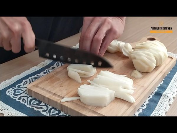 先將馬鈴薯和青椒切成條狀備用