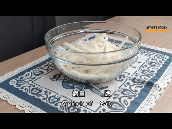 加少許的鹽在馬鈴薯裡