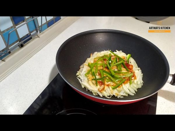 然後刷上番茄醬，放上青椒和起司蓋上鍋蓋，用小火煎個5~7分鐘就完成了