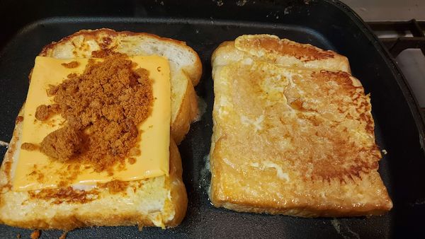 一面煎好後翻面   放上起司片跟肉鬆   繼續煎到微焦上色