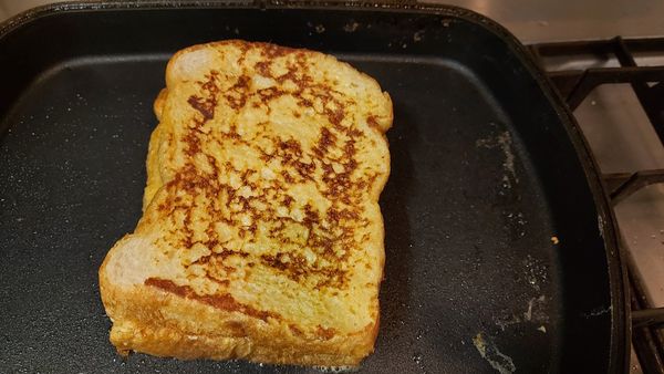 加著將二片吐司合起來  二面再調整一下色澤