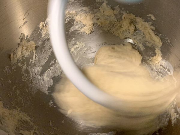 除了奶油外，全部食材加入攪拌。
（我用KA5抬頭式攪拌機）