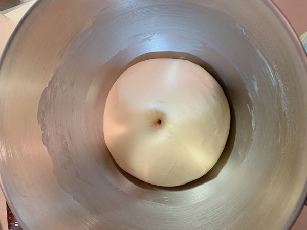 麵團發酵成2倍大，手指壓下去呈現一個凹洞不會黏手，就是發酵完成。