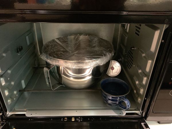 （前面發酵的步驟，冬天溫度比較低我有裝一杯熱水）