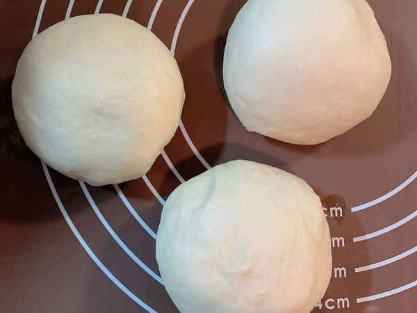 分割成3等份，蓋上保鮮膜鬆弛10分鐘