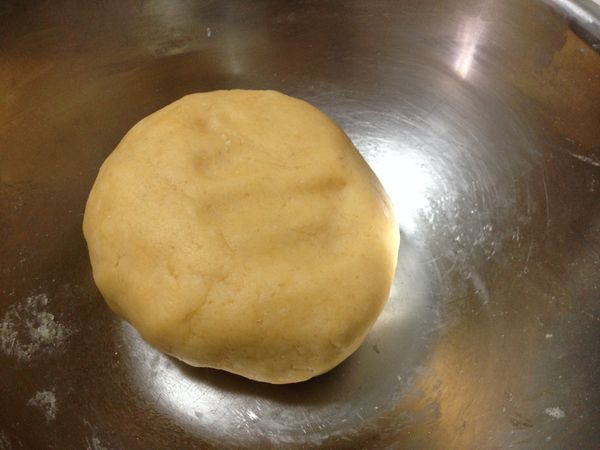 加入一個蛋快速拌勻，不要揉捏，揉捏會使麵團出筋，塔皮就不會酥囉!把粉料按壓進麵糰裡能夠成團即可，不需要揉捏均勻