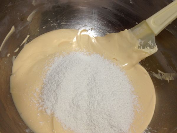 加入檸檬酒拌勻後篩入低筋麵粉拌勻