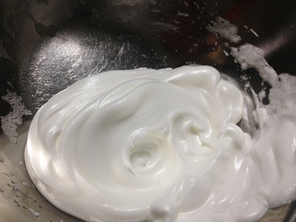 取另一缸盆倒入蛋白，高速打至粗泡沫時分次加入砂糖打至乾性發泡(鋼盆倒過來蛋白霜不會滴落)冰的蛋白比較容易打發唷!