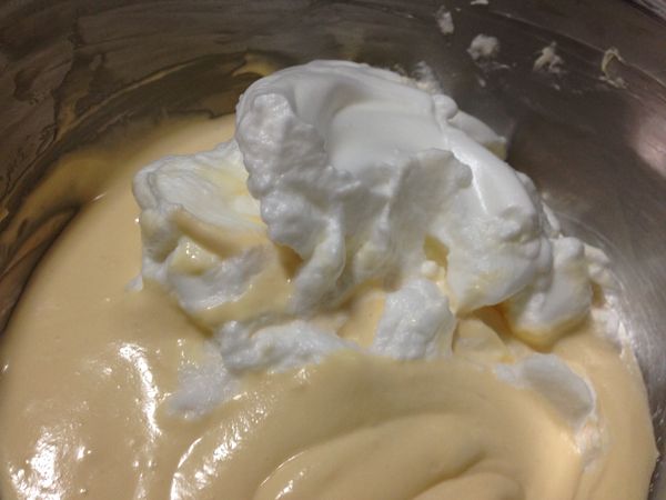 1/3的蛋白霜加入作法6的乳酪餡裡拌勻，接著再倒入剩下的蛋白霜輕柔的拌勻