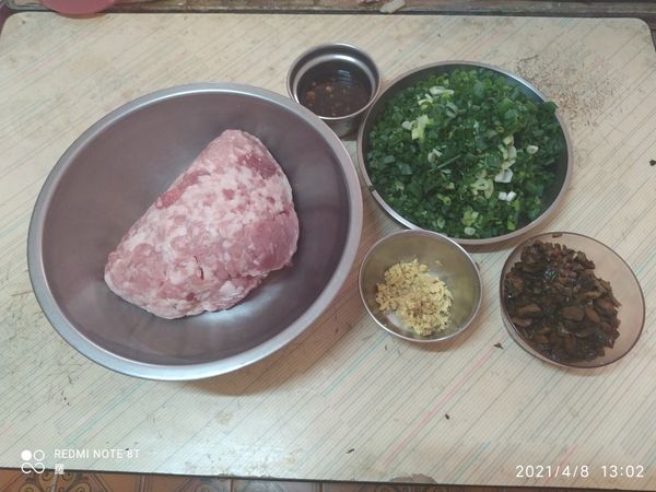 1.蔥切蔥花/薑切末
2.黑瓜湯倒出來備用，黑瓜切碎
3.把白胡椒粉/香油/米酒，加入黑瓜湯汁裡面一起拌勻備用。