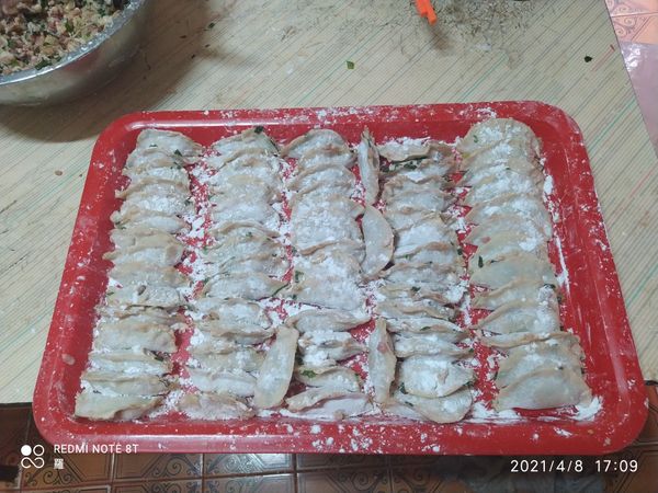 2個小時以後就可以拿出來包了，因為這個水餃餡已經含有含湯汁了，所以我沒有另外準備沾水餃皮的開水。
這是我包的成品~👍👍