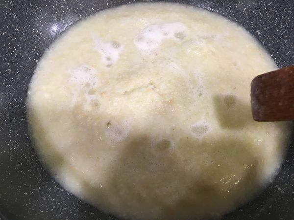 放入不沾鍋中，用最小火加熱，再用直木片適時把外圍的部份挑起往內集中，重覆該動作。