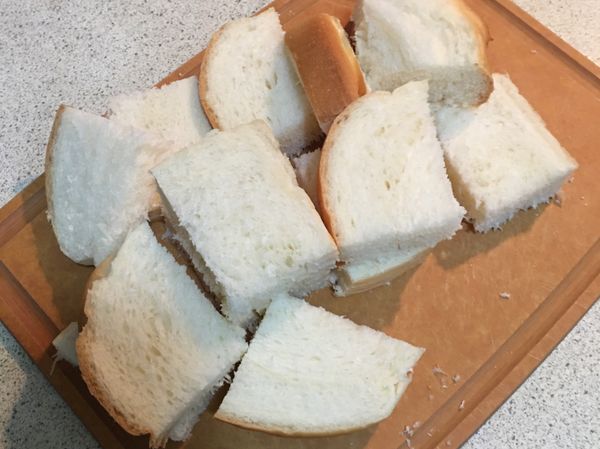 厚片吐司切成喜歡的大小。