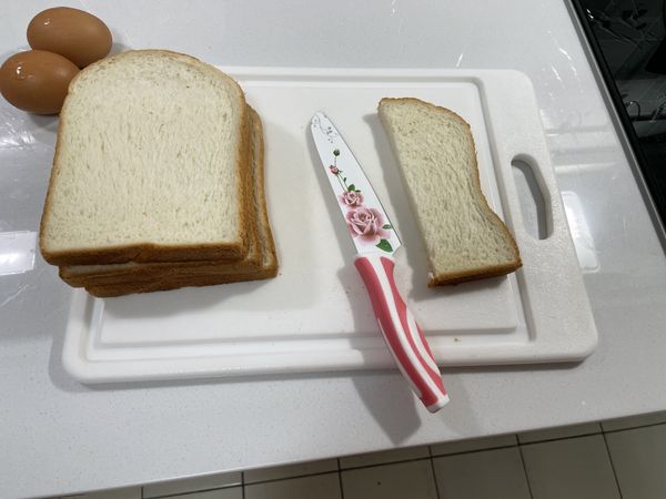 準備食材
吐司切1/4大小
蛋打成蛋液