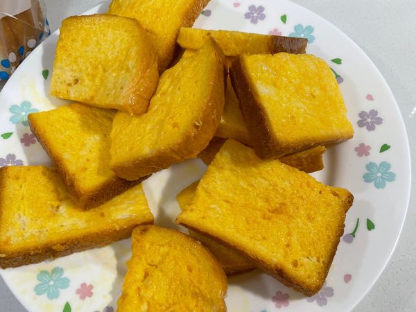 每片吐司均勻沾上蛋液