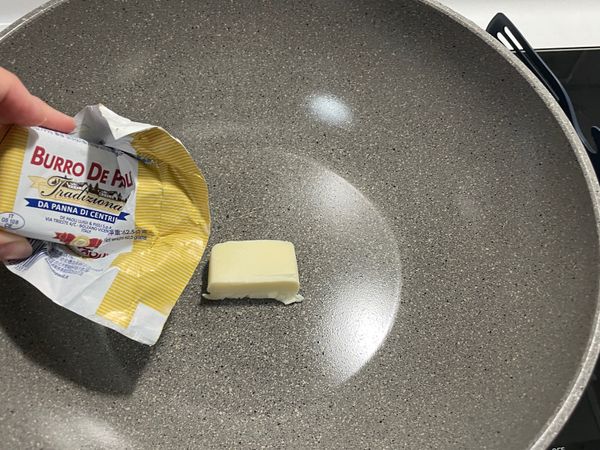 平底鍋（我是用不沾鍋）放入無鹽奶油，開小火至奶油融化，讓融化的奶油平均分佈在平底鍋
（1/4條，因為我吐司分兩次煎，所以奶油也分兩次）