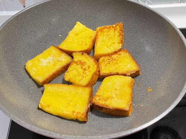 放上沾滿蛋液的吐司，煎至兩面微焦即可（放下去大概一分鐘後翻面再放著一分鐘）