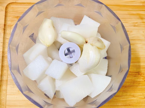 白蘿蔔切小塊，與蒜頭放入調理機，打成泥狀