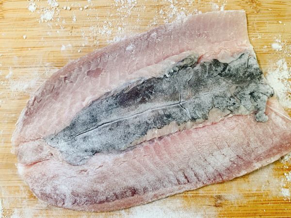 魚肚洗淨擦乾，沾上少許麵粉