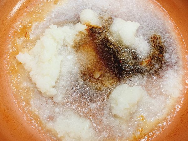 原鍋，放入白蘿蔔泥、醬油、米酒、味醂、糖、半碗水，拌勻煮至沸騰