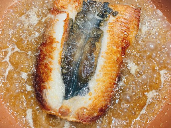 放入魚肚，煮至入味，撒上蔥花