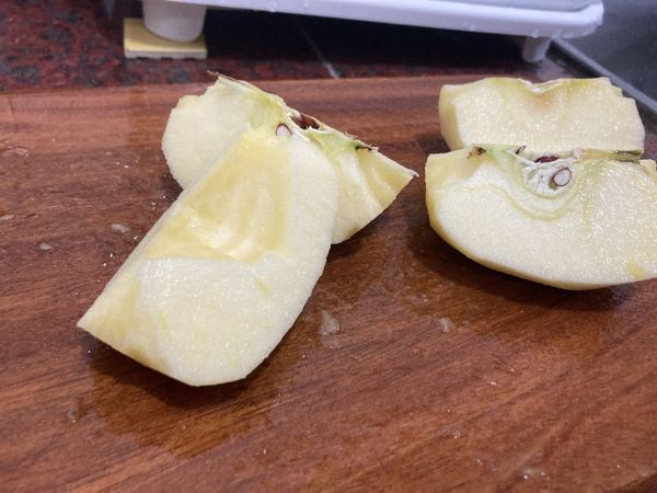 去皮去籽切小片的蘋果