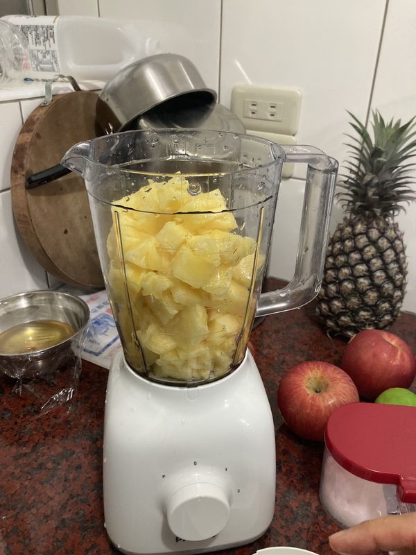 一部分放入果汁機攪打，