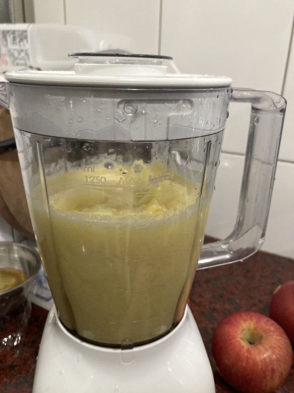 打成泥，這時其實可以過濾出鳳梨汁，留下果肉即可