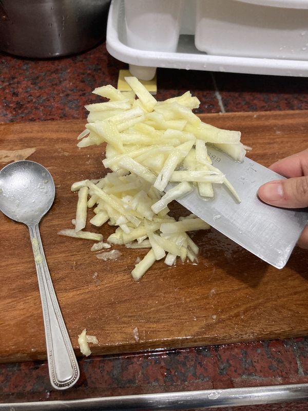 一部分的鳳梨切小丁，因為喜歡果肉的口感，不喜歡的人就全部打成泥喔