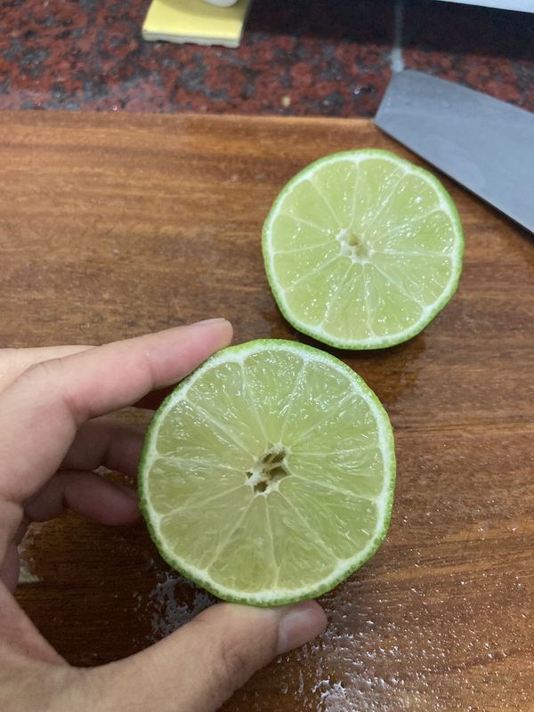 準備檸檬，沒有的人也可以用檸檬冰角，比較方便