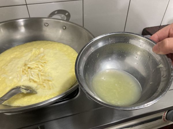 擠出檸檬汁倒入