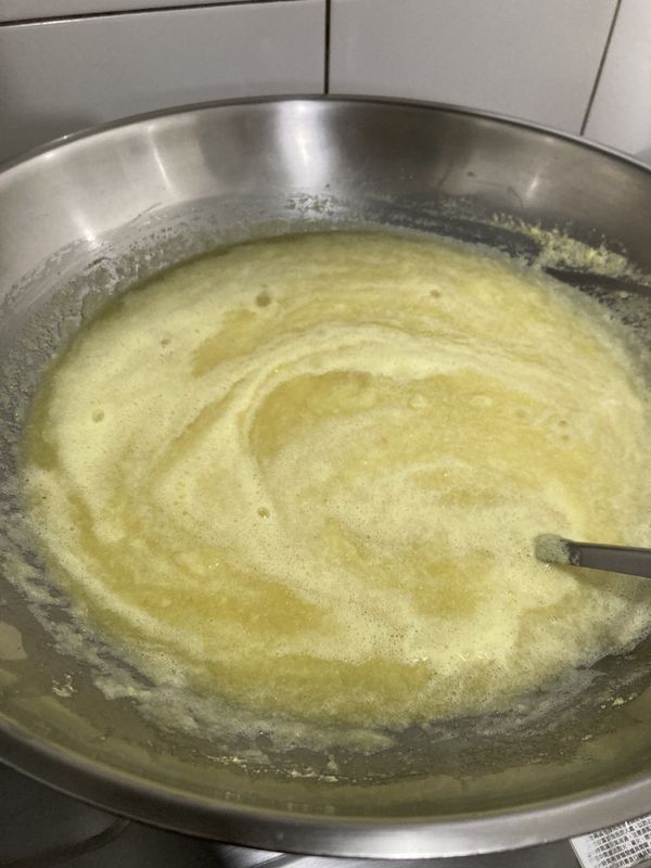 一開始鳳梨會出水，白色泡沫不用撈起