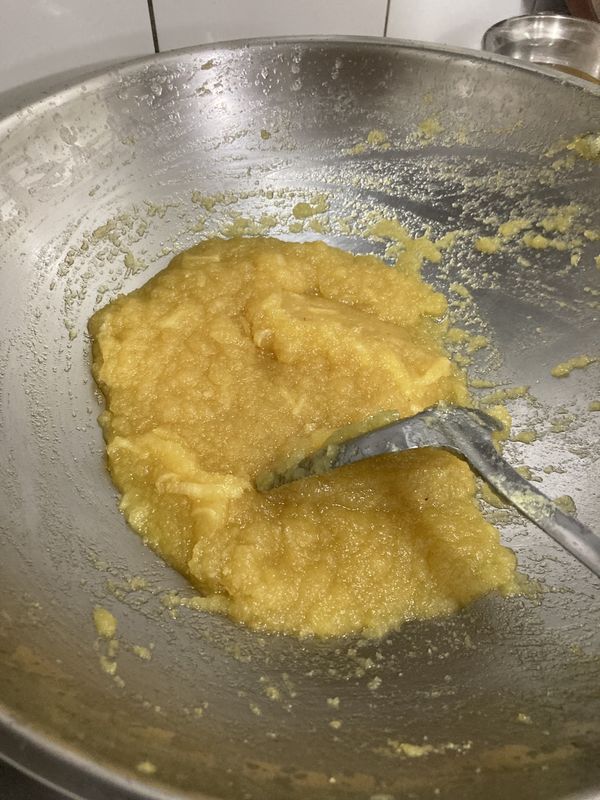 需要一些耐心，不斷翻炒，煮至濃稠即可，好吃的鳳梨將就完成了！