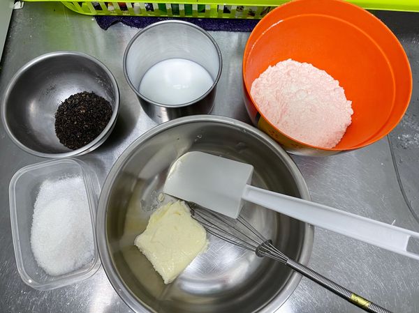 將奶油室溫軟化後放入鋼盆裡