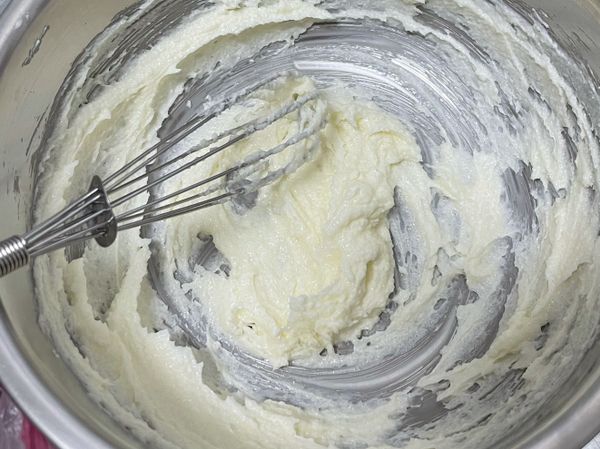 奶油打至乳霜狀，並加入砂糖，再次打成無顆粒。