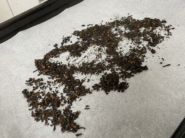 茶包剪開鋪平於烤盤上烘烤約8分鐘，備用。

同時間可以將牛奶加熱至約微滾（周圍有小氣泡即可）。

煮好後將熱牛奶沖入烘烤好的茶葉裡，攪拌！