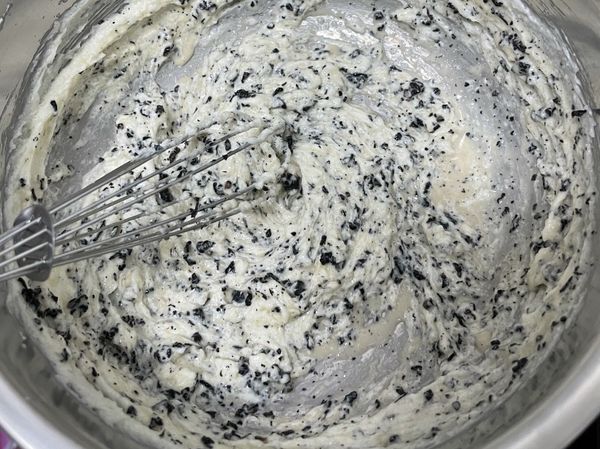 乳霜狀的奶油加入茶葉牛奶，攪拌在一起，你儂我儂。