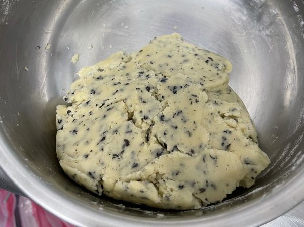 過篩低筋麵粉，依次以「切 拌」的方式加入奶油中。