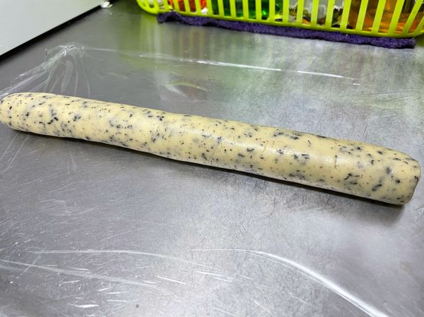 用保鮮膜或塑膠袋塑型成長條狀；或是用秤的方式自己捏餅乾造型也可以哦！