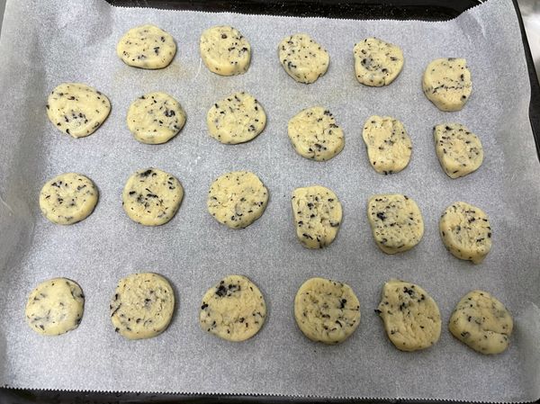 切小片放入烤盤裡，覺得不好看可以順便整型一下。