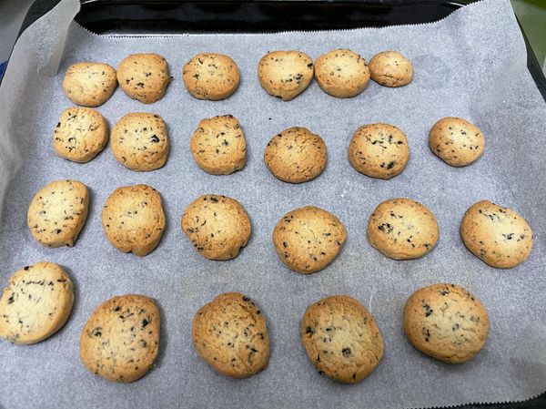 烤箱上下火全開170度15分鐘。

烘烤過程依烤箱火力需調整，過程中為了讓顏色好看一點，中途我有拿出來轉向烘烤，大家在做的時候要看一下烤箱的脾氣哦😆