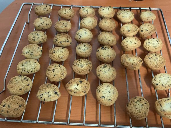 烤完後放到鐵架上放涼，涼透了將可以裝盒囉。